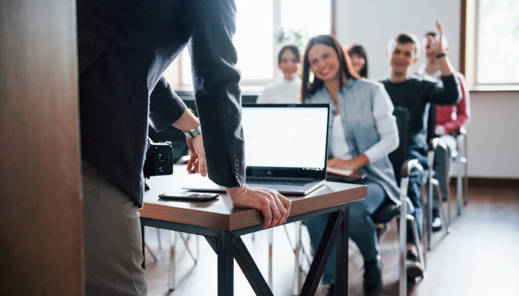 Il learning by doing nella formazione professionale risulta sempre più applicato. Si tratta di un modello che fonda la sua didattica sul fare oltre che sulla componente nozionistica. In questa foto vediamo un'aula di formazione professionale.