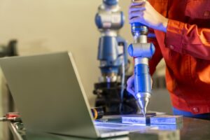 Il modello del learning by doing nella formazione professionale è, ormai, universalmente applicato. Si tratta di un modello che unisce la pratica alla teoria nella formazione. Si dimostra molto utile, specie nella formazione professionale che riguarda settori molto tecnici. Nella foto un ingegnere che si forma circa l'utilizzo di un'apparecchiatura robotica.