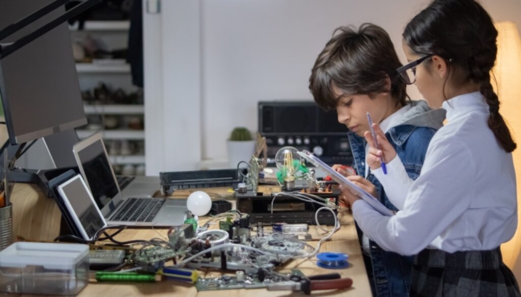 Oggi, con tutte le innovazioni e le tecnologie introdotte nel mondo del lavoro, è necessaria una formazione professionale al passo coi tempi. Nella foto, dei ragazzi che elaborano dei robot.