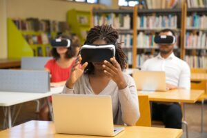 Il PNRR offre un valido aiuto a tutti quegli istituti ed enti di formazione che vogliano investire sulla didattica laboratoriale. Questo attraverso incentivi e agevolazioni all'acquisto di macchinari. Nella foto, giovani studenti in una biblioteca multimediale.