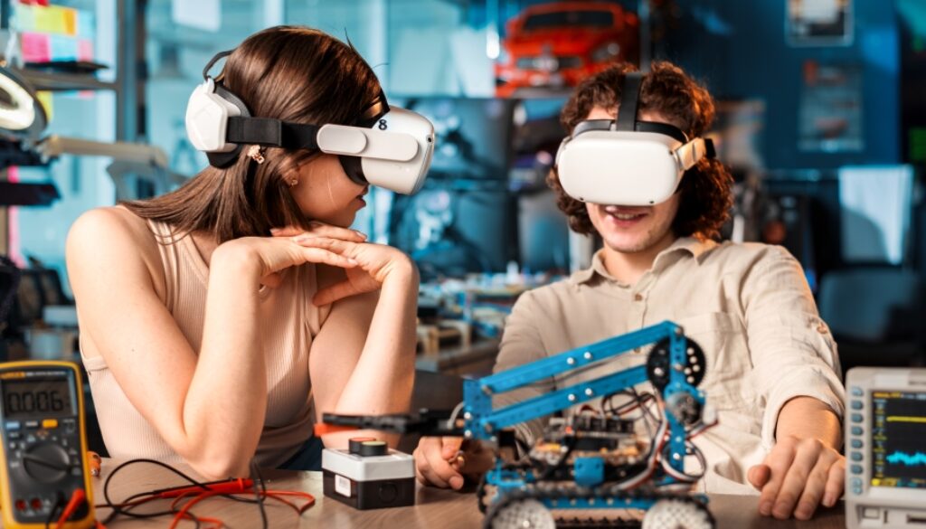 La didattica laboratoriale rappresenta ormai il modello di formazione professionale del futuro, e il PNRR giunge in soccorso di questo tipo di formazione, offrendo incentivi per l'acquisto di macchinari e la trasformazione degli spazi didattici. In questa foto, due giovani studenti in un laboratorio di robotica.