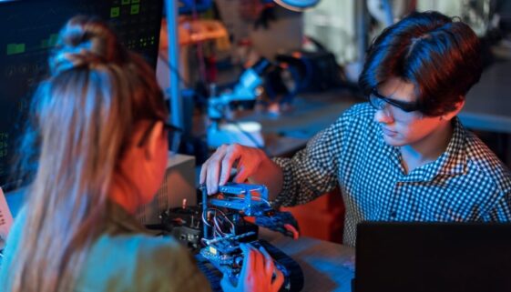 Nuovi finanziamenti sono messi a disposizione per gli ITS, con una fetta importante di fondi anche da parte del PNRR. Questi percorsi si presentano come una valida alternativa a quelli universitari per la ricerca del lavoro. Nella foto dei ragazzi che fanno esperimenti di robotica in un laboratorio.
