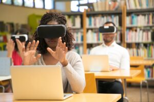 La scuola 4.0 offre opportunità importanti in termini di formazione professionale; quali sono però le metodologie didattiche più appropriate? Nella foto, una biblioteca scolastica, con ragazzi che studiano tramite dispositivi di realtà aumentata.