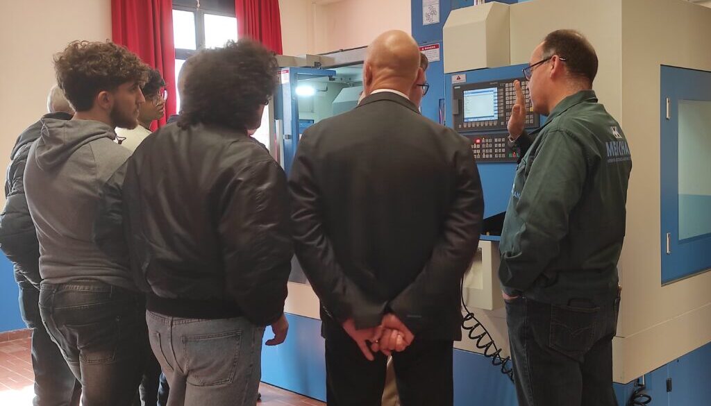 Ieri mattina, presso l’IIS De Amicis-Cattaneo di Roma, si è tenuta l’inaugurazione dei nuovi laboratori didattici con la partecipazione del Ministro della Pubblica Istruzione Giuseppe Valditara: Mekhan, in quanto fornitrice del centro di lavoro professionale CNC Cratos, non poteva mancare.