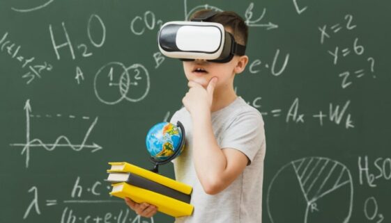 La scuola 4.0 rappresenta una sfida importante in termini di formazione professionale, ma quali sono le metodologie didattiche più appropriate? Nella foto un bambino davanti alla lavagna che indossa un dispositivo di realtà aumentata.