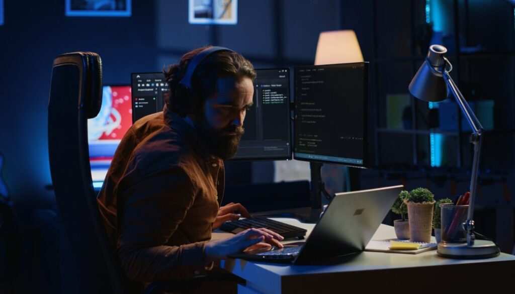 Oggi, il microcomputer è uno degli strumenti che offrono maggiori possibilità professionali. Ma come lavorare con i microcomputer? Nell'immagine, un configuratore di sistemi che lavora al proprio pc.