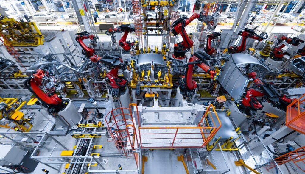 A metà fra elettronica e meccanica, la meccatronica ha permesso all'industria di compiere passi mastodontici: in particolare nel coordinamento e monitoraggio di linee di produzione basate su sistemi automatizzati. Ma come formarsi nella meccatronica? Nella foto la linea di produzione di un'industria.