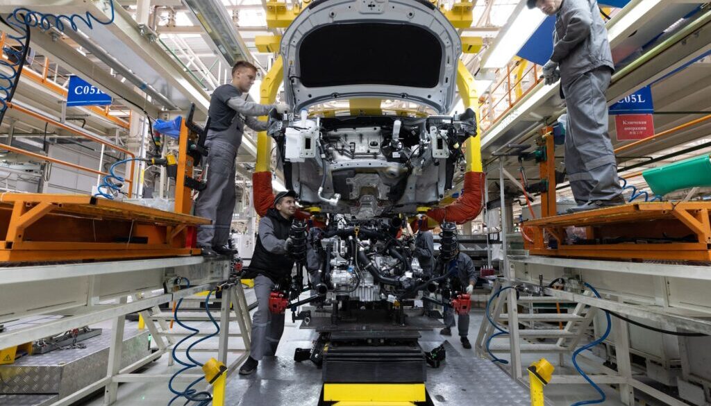 Fra gli ambiti professionali che offrono maggiori possibilità di lavoro, uno dei più importanti è sicuramente il settore automobilistico. Ma come formarsi nel settore automotive? Nella foto, le linee di produzione di un'industria che si occupa di automotive.