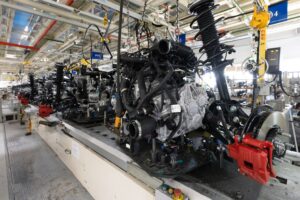 Lavorare nel settore automotive richiede molta formazione. Si tratta infatti di un campo in cui diverse competenze si intersecano in modo dinamico, e che consta di diverse figure professionali. Nella foto la linea di produzione di un'industria automotive.