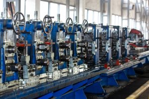Nel corso della storia la pneumatica nell'industria ha subito importanti evoluzioni tecnologiche, diventando oggi una disciplina importante dell'industria 4.0. Nella foto, alcuni macchinari in una fabbrica intelligente.