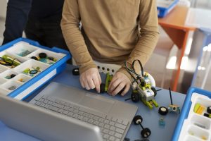 Laboratori didattici per la formazione professionale sono l'ultima frontiera per una didattica di alto livello, in un mondo in cui il mercato del lavoro è sempre più tecnologico e richiedere competenze ogni volta più specifiche. Nella foto uno studente impegnato in un'attività di laboratorio.