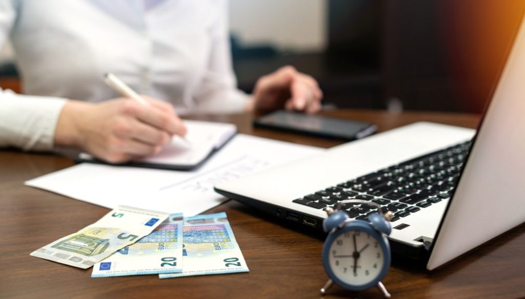 A partire dal 14 aprile, fino al 30 maggio, è possibile inviare domande di partecipazione per il bando Isi Inail 2024/2025. Ecco come fare. Nella foto, una donna che effettua calcoli, mentre valuta la possibilità di compilare una domanda online.