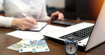 A partire dal 14 aprile, fino al 30 maggio, è possibile inviare domande di partecipazione per il bando Isi Inail 2024/2025. Ecco come fare. Nella foto, una donna che effettua calcoli, mentre valuta la possibilità di compilare una domanda online.