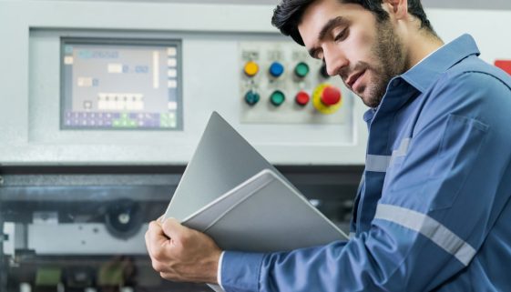 L'ingegneria meccanica è una di quelle discipline che garantiscono maggiori possibilità di carriera, con opportunità in diversi settori. Nella foto, un ingegnere meccanico al lavoro.