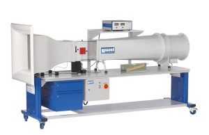 Una delle sottodiscipline più interessanti dell'ingegneria aerospaziale è l'aerodinamica o ingegneria del vento. Con il suo partner G.U.N.T., Mekhan offre alcuni macchinari e simulatori che permettono di studiare da vicino le proprietà e le leggi dell'aerodinamica, simulando, in speciali gallerie, il movimento del vento attorno a un corpo. Nella foto, il modello HM-170 della Gunt.