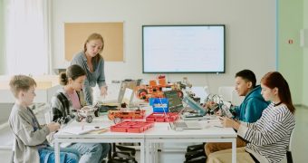 I vantaggi di una didattica laboratoriale nella formazione professionale sono ormai noti e coinvolgono sempre più la didattica. Nella foto, un insegnante che parla di temi tecnologici.