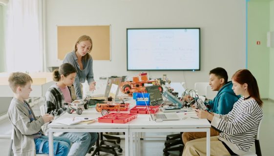I vantaggi di una didattica laboratoriale nella formazione professionale sono ormai noti e coinvolgono sempre più la didattica. Nella foto, un insegnante che parla di temi tecnologici.