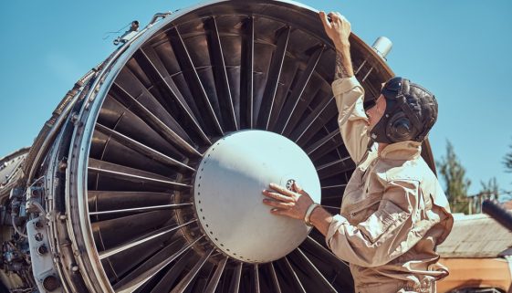 Fra le specializzazioni più interessanti, che vengono dall'ingegneria aerospaziale, c'è l'aerodinamica, detta ingegneria del vento. Nella foto, la turbina di un aereo.