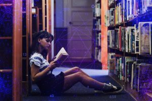 La formazione professionale di oggi è sempre più basata sui principi dell'apprendiento multimediale. Nella foto, una ragazza che studia in una libreria multimediale.