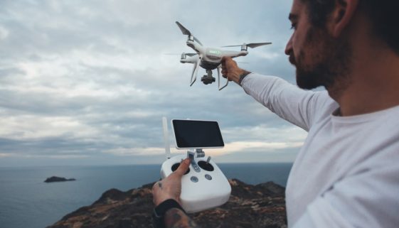 I droni per monitoraggio ambientale sono una svolta importante per tutta la comunità. La loro tecnologia consente rilievi rapidi e precisi. Nella foto, un drone che viene programmato da un pilota.
