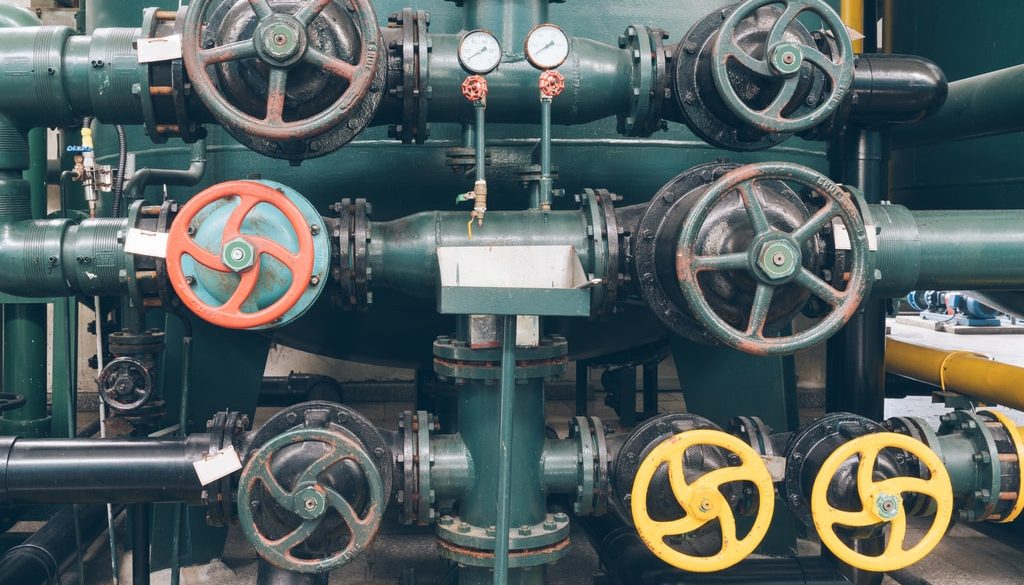 Nonostante l'evoluzione degli ultimi tempi, i sistemi idraulici sono ancora utilizzati nella produzione, in diversi ambienti industriali. Nella foto un impianto idraulico con diverse tubazioni.