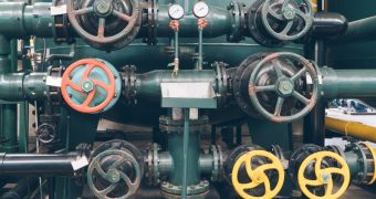 Nonostante l'evoluzione degli ultimi tempi, i sistemi idraulici sono ancora utilizzati nella produzione, in diversi ambienti industriali. Nella foto un impianto idraulico con diverse tubazioni.