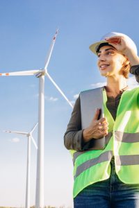 Le energie rinnovabili sono un settore in forte espansione. Tante le figure coinvolte nel settore della sostenibilità ambientale. Nella foto un ingegnere che si occupa di pale eoliche.