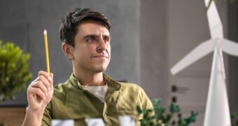 Il futuro delle energie rinnovabili e pieno di sfide tecnologiche importanti che richiedono la formazione di ingegneri professionisti. Nella foto, un progettista che lavora alle energie alternative.