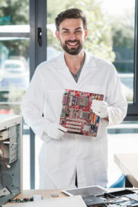 Nella foto, un ingegnere elettronico che sviluppa microchip in laboratorio.