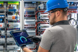 Con le smart grid, è possibile effettuare monitoraggi della rete elettrica in un sistema integrato, capace di ridurre i consumi. Nella foto, un elettricista che monitora i consumi di una rete elettrica.