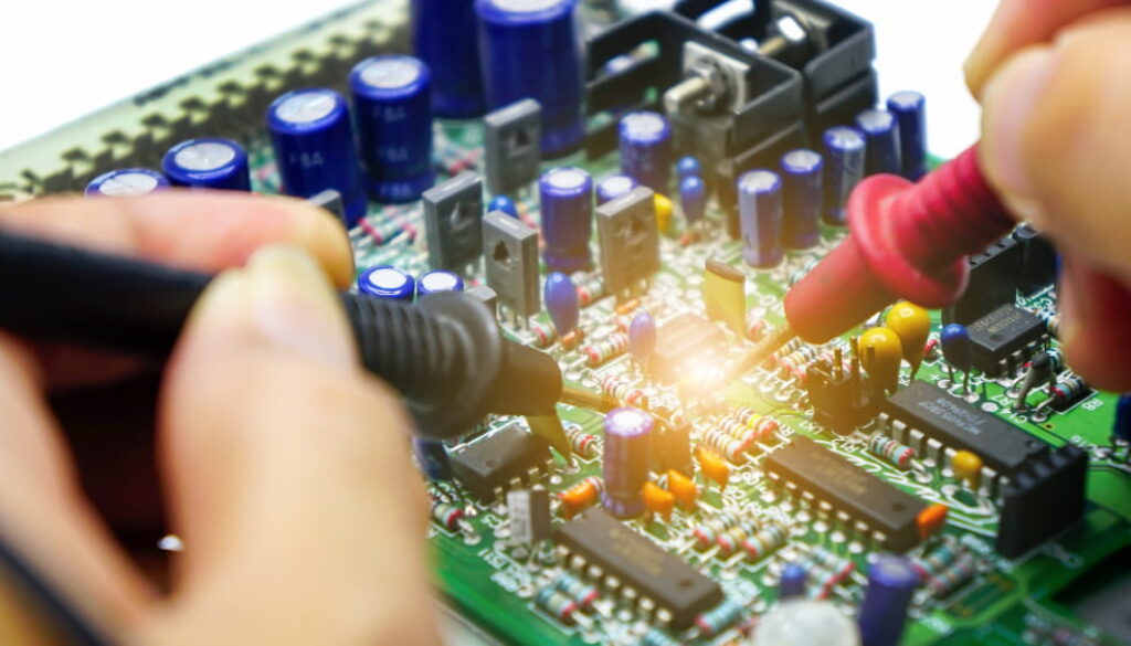 L'ingegnere elettronico offre un contributo tecnico importante nel settore delletelecomunicazioni. Nella foto, un ingegnere che lavora a dei circuiti elettrici.