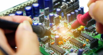 L'ingegnere elettronico offre un contributo tecnico importante nel settore delletelecomunicazioni. Nella foto, un ingegnere che lavora a dei circuiti elettrici.