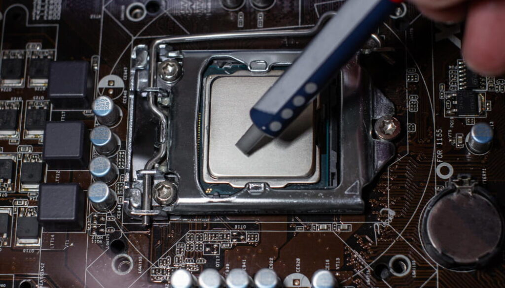 Lavorare allo sviluppo dei microchip è oggi una delle attività maggiormente remunerate. Nella foto, un ingegneri che lavora a un circuito elettronico.