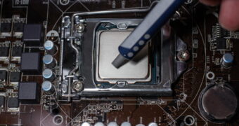Lavorare allo sviluppo dei microchip è oggi una delle attività maggiormente remunerate. Nella foto, un ingegneri che lavora a un circuito elettronico.